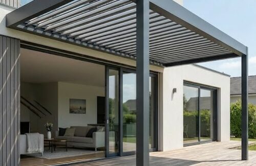 Stores extérieurs et protection solaire intégrée pour pergola et véranda Trigoni.
