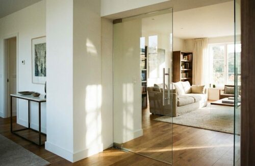 Porte intérieure vitrée style atelier avec profilés fins pour plus de luminosité.